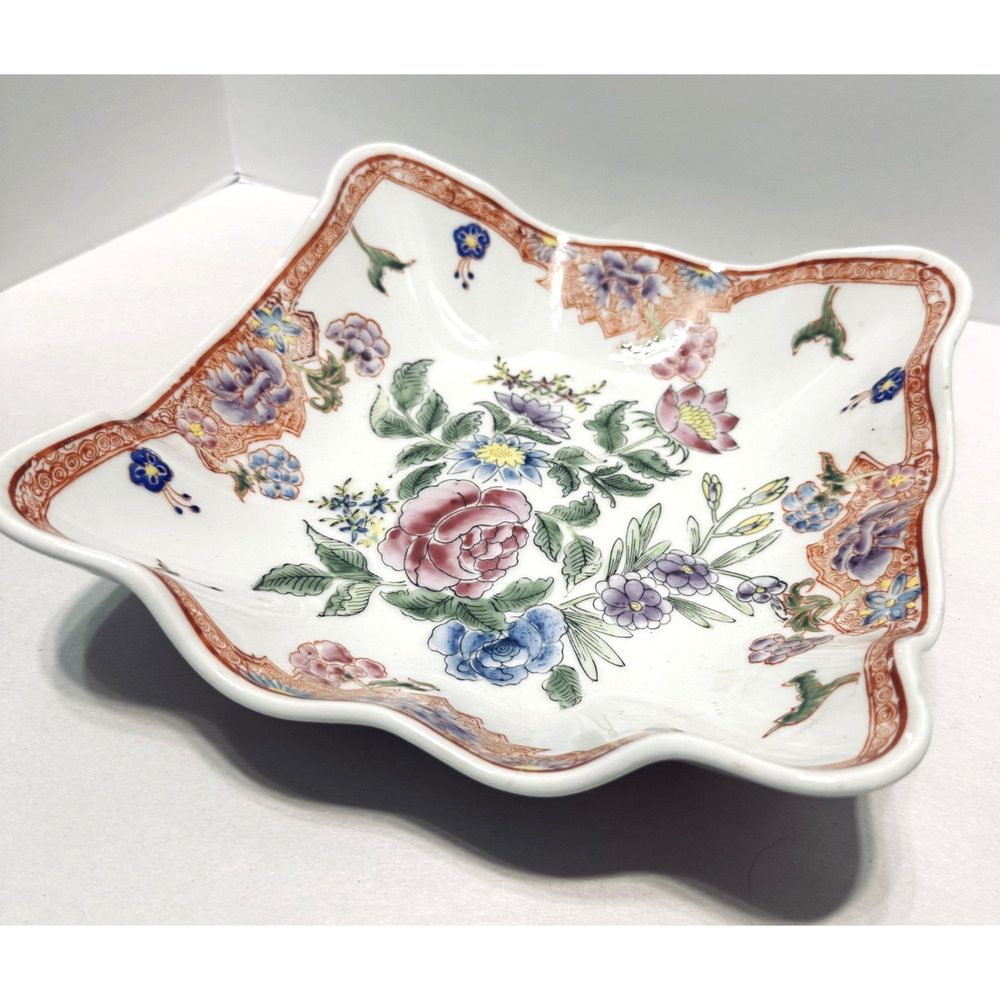 Qing Famille Rose scalloped dish Chinese porcelain 20th century import 8"